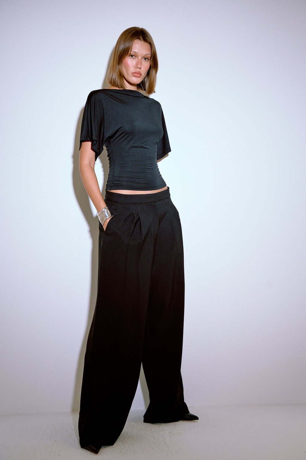 Asimetrik Omuz Detaylı Crop Bluz - duruş