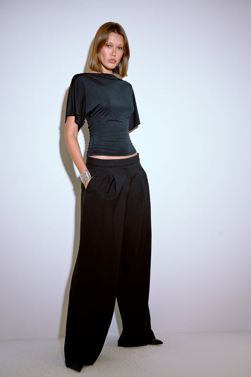 Asimetrik Omuz Detaylı Crop Bluz - duruş