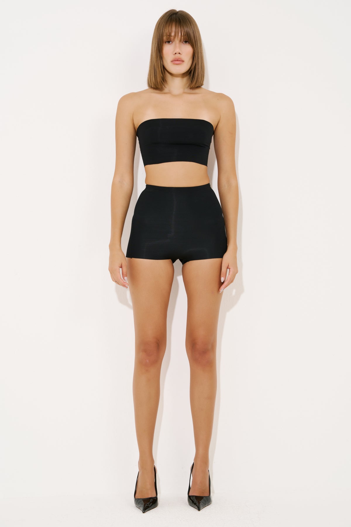 Yüksek Bel Mini Korse Şort - Black duruş